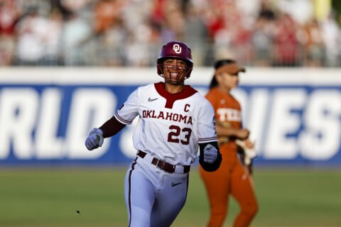 Jennings' HR helps Oklahoma beat Texas 8-3 and move a win away from 4th straight Women's CWS title