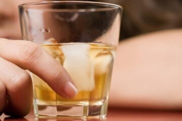 Excessive alcohol use has heavily impacted men in the past, but new CDC data shows deaths from heavy drinking are now climbing faster among women. CBS News medical contributor Dr. Celine Gounder, an editor-at-large for public health at KFF, has more on the statistics.