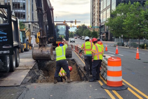 14-foot sinkhole causes traffic delays in Arlington