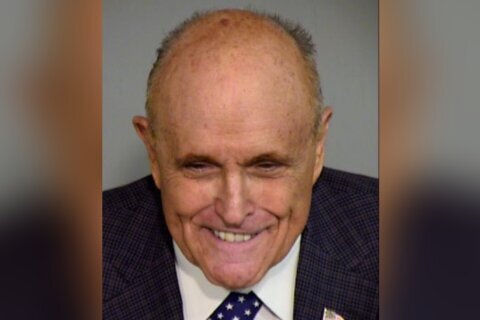 Giuliani, procesado en Arizona: paga fianza de $10,000
