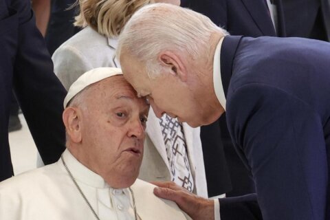 Biden se reúne en privado con el papa Francisco al margen de la cumbre del G7