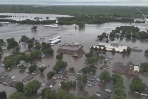 Lluvias dejan un pueblo inundado en Iowa mientras el resto de EEUU padece una ola de calor