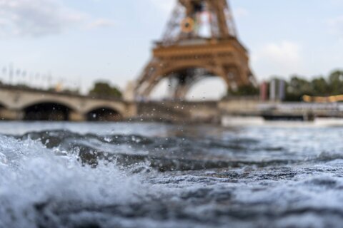 Olympic triathlon mixed relay gets underway with swims in the Seine amid water quality concerns