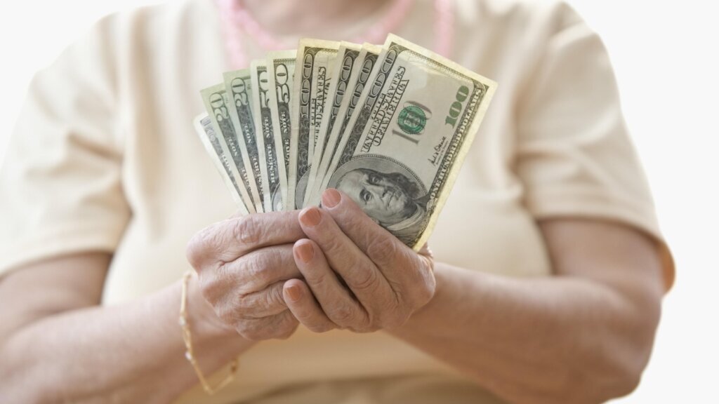 Bisabuela gana lotería de $5 millones al terminar su tratamiento contra el cáncer
