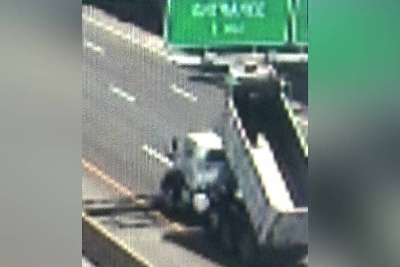 Hit and run: Dump truck damaged highway sign, showering debris across I-95 in Fairfax Co. – WTOP News