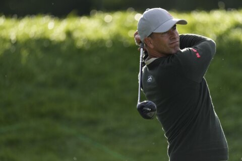 Adam Scott builds a 3-shot lead in hopes of getting to FedEx Cup finale