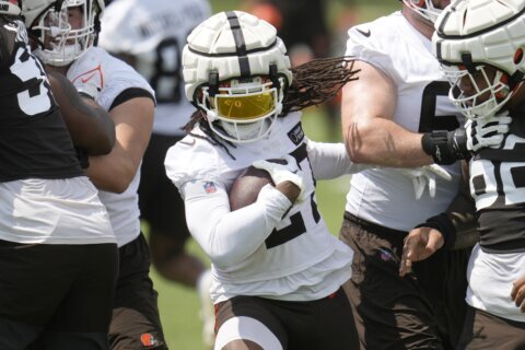 Browns RB D’Onta Foreman suffers head injury during practice, air lifted to hospital in Virginia