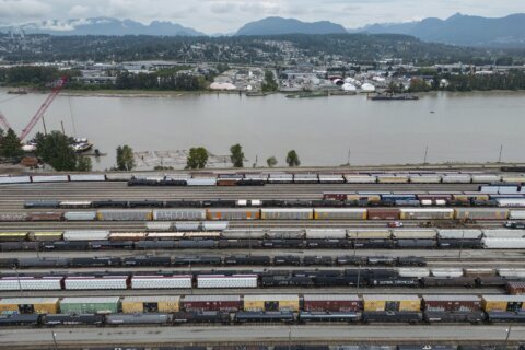 Arbitration hearing between Canadian railroads and union ends with no decision on back-to-work order