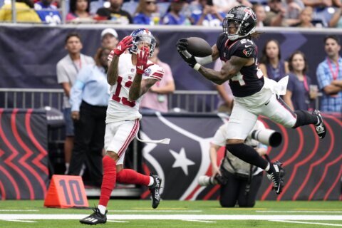 Daniel Jones picked off twice in 1st game since ACL injury as Giants fall to Texans 28-10