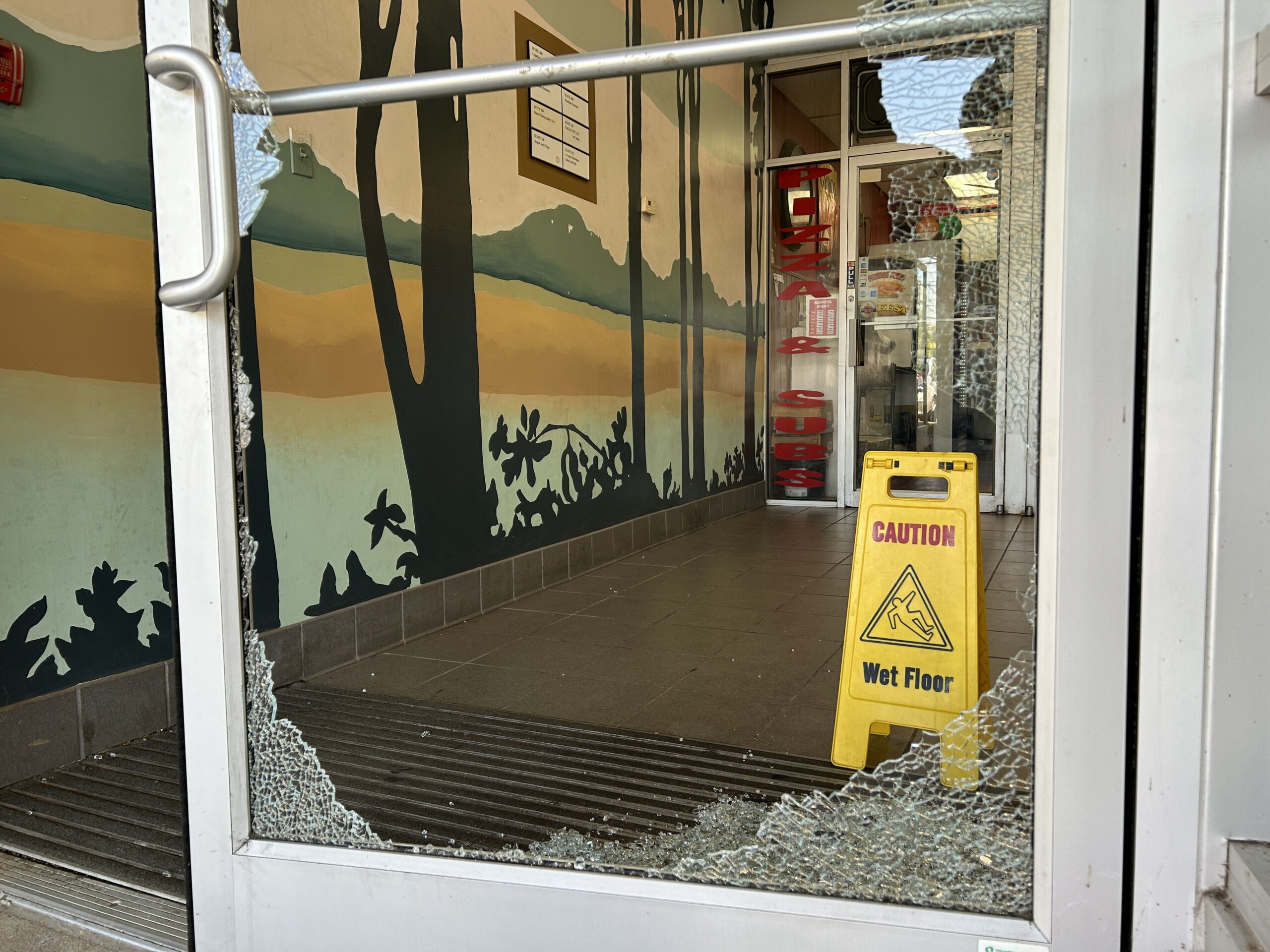 Smash-and-grab crooks target Glen Echo shopping center – WTOP News