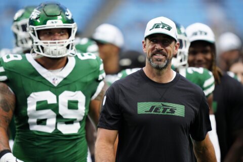 Aaron Rodgers makes his return to the field for the Jets against the 49ers