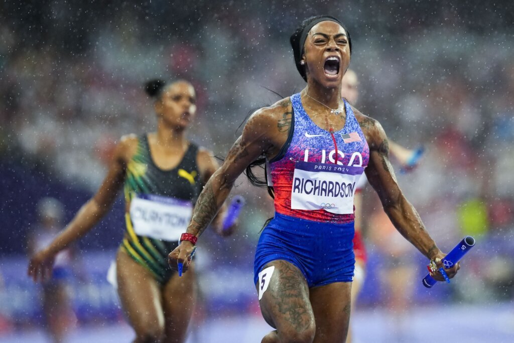 Sha’Carri Richardson rallies US women in Olympic 4×100 while men shut out again