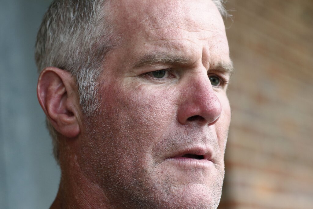Favre challenges a judge’s order that blocked his lead attorney in Mississippi welfare lawsuit