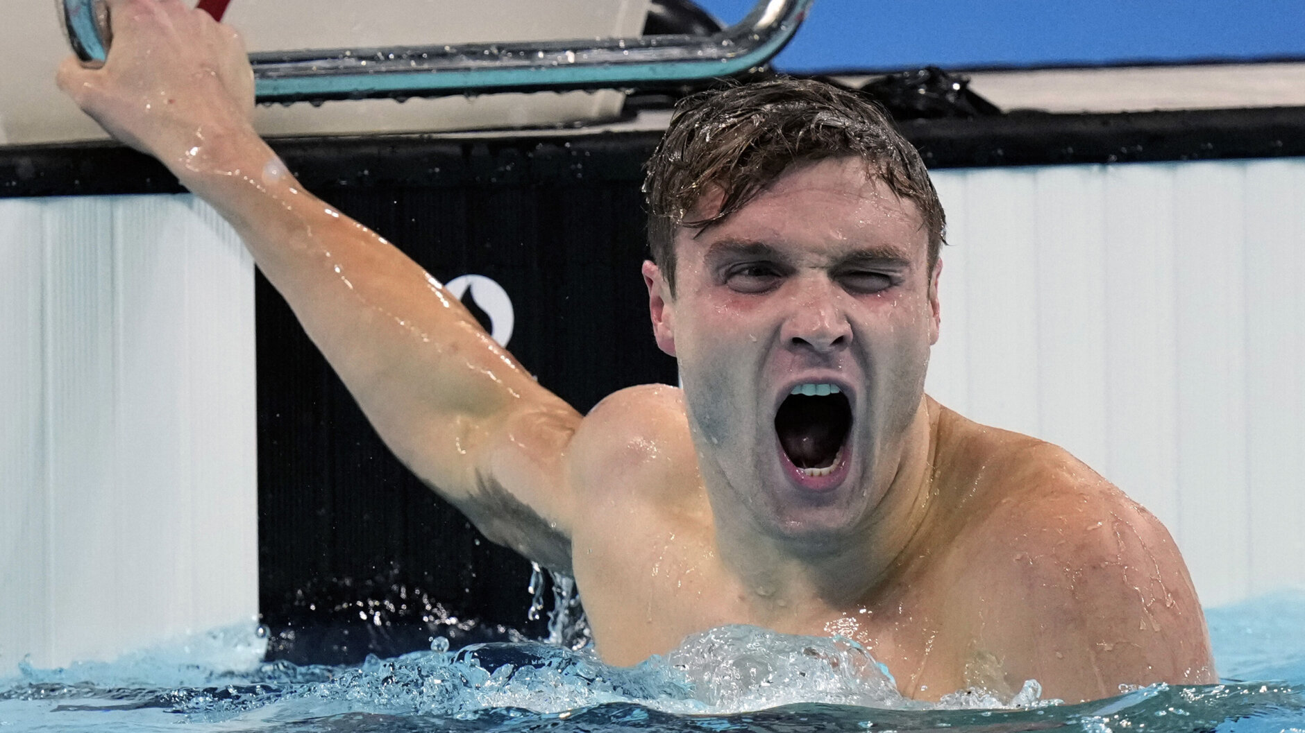 United States' Bobby Finke celebrates winning the gold medal in the men's 1500-meter freestyle final at the Summer Olympics in Nanterre, France, Sunday, Aug. 4, 2024. (AP Photo/B