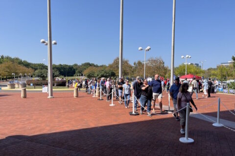 Thousands turn out in Fairfax Co. for first day of early voting in Va.