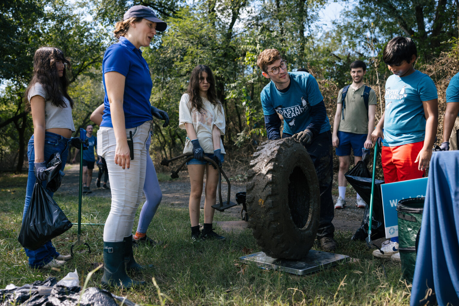 Hundreds of volunteers clean up the Anacostia River banks WTOP News