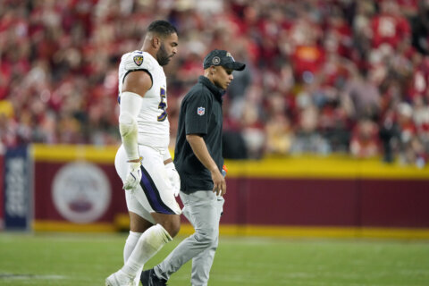 Ravens’ Van Noy criticizes the Chiefs’ medical staff for not caring for his eye injury quicker