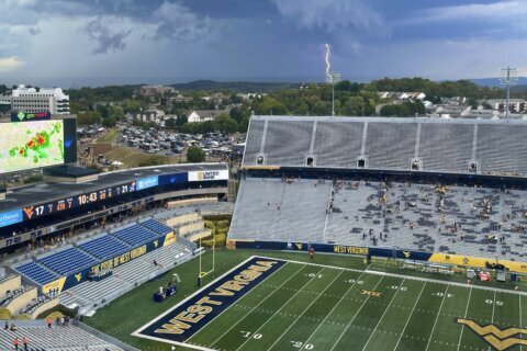 Garrett Greene throws two late TD passes and West Virginia beats Kansas 32-28