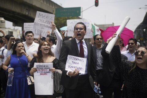 As Mexican protesters block Congress over judicial overhaul, lawmakers head to vote in nearby gym