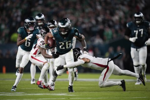 Barkley’s pivotal drop late in 4th quarter burns Eagles in 22-21 loss to Atlanta Falcons