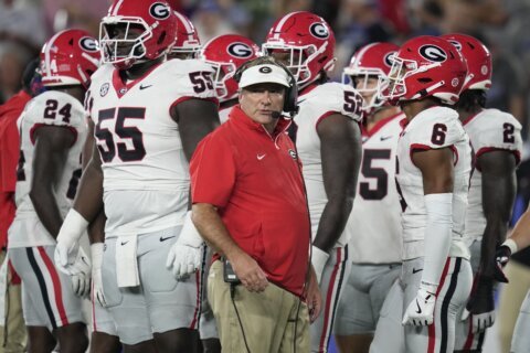 Branson Robinson runs for 3-yard go-ahead touchdown, top-ranked Georgia rallies past Kentucky 13-12