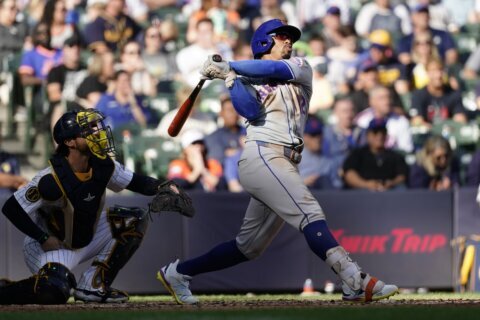 Mets blank Brewers 5-0 behind Lindor and Peterson to move 1 win from wild card