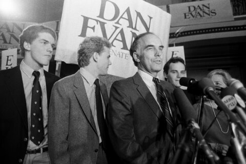 Dan Evans, former Republican governor of Washington and US senator, dies at 98