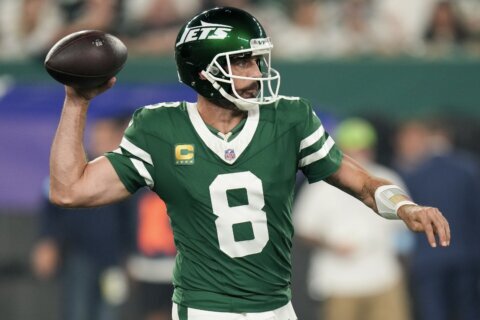 Jets' Aaron Rodgers returns to huge cheers for 1st home game since Achilles tendon injury last year