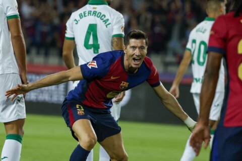 Lewandowski scores his 7th goal to give Barcelona its 7th straight win in Spanish league