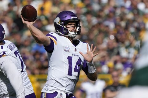 Darnold and undefeated Vikings dominate first half and hang on to beat Packers 31-29