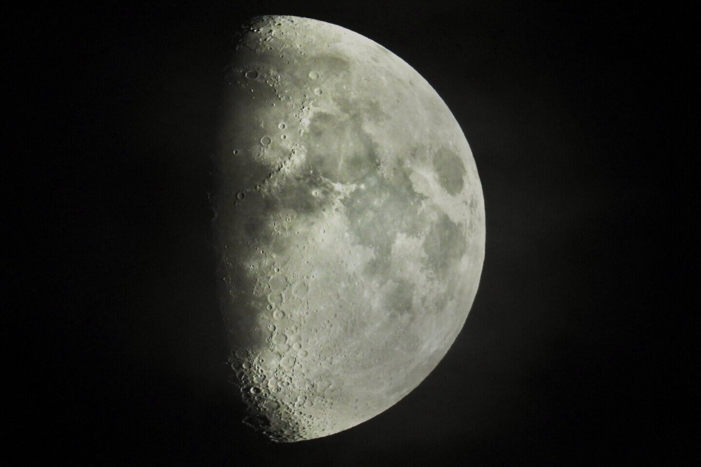 La luna ocupa un lugar central en la Región Capital y más allá el sábado por la noche