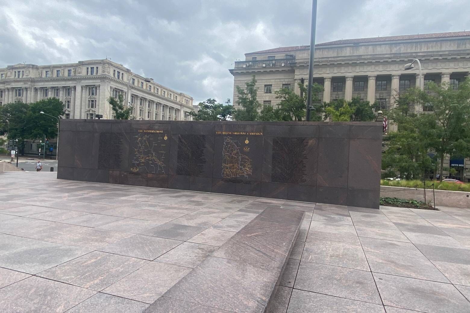 O novo Memorial da Primeira Guerra Mundial em DC é um local de 3 acres situado ao longo da Avenida Pensilvânia, entre a Casa Branca e a Freedom Plaza. A peça central é uma parede de esculturas de 18 metros de altura, que visa contar uma história do início ao fim da guerra. (OMP/John Domen)