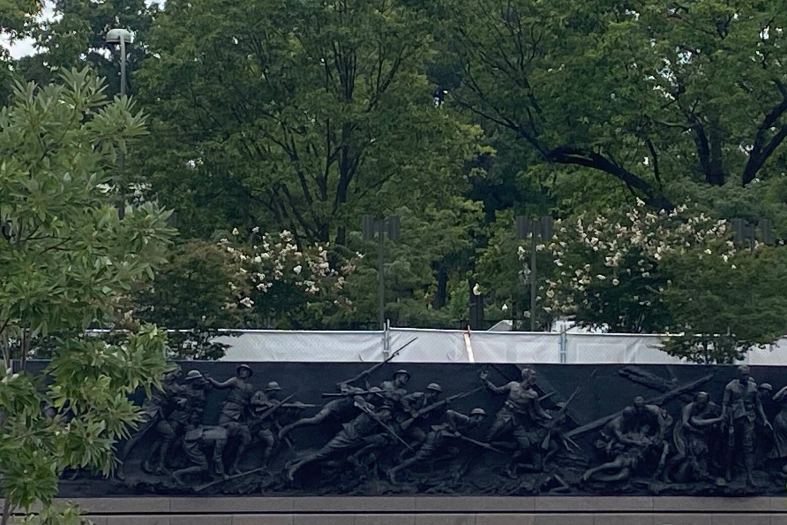 O novo Memorial da Primeira Guerra Mundial em DC é um local de 3 acres situado ao longo da Avenida Pensilvânia, entre a Casa Branca e a Freedom Plaza. A peça central é uma parede de esculturas de 18 metros de altura, que visa contar uma história do início ao fim da guerra. (OMP/John Domen)