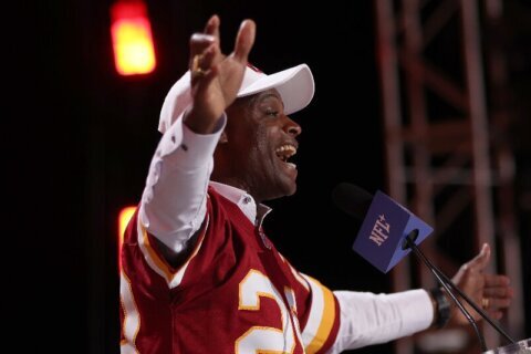 Darrell Green gets his No. 28 retired by Washington more than two decades since his final season