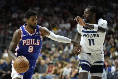 76ers’ free agent pickup Paul George leaves preseason game with hyperextended left knee