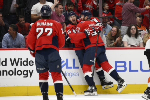 Capitals hand the Flyers a 6th consecutive loss, extend their win streak to 5