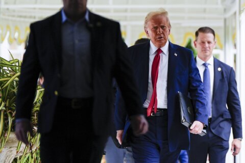 Trump campaigns with Packers legend Brett Favre at rally in Green Bay, Wisconsin