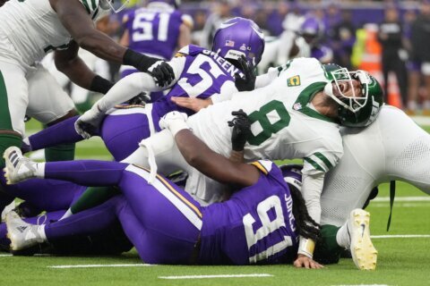 Jets’ Rodgers leaves London ‘banged up’ with a sprained ankle and a tough loss to Vikings