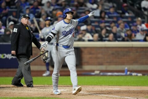 Shohei Ohtani homers as the Dodgers rout the Mets 8-0 for a 2-1 lead in the NLCS