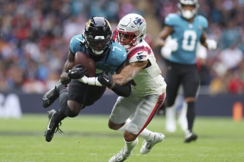 Bigsby scores 2 TDs as Jaguars show fight in 32-16 win over Patriots in London