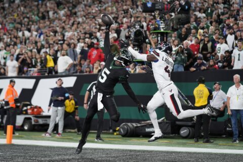 Jets’ Garrett Wilson makes a jaw-dropping, 1-handed TD catch vs. Texans