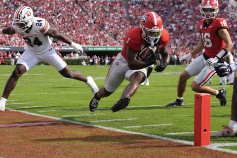 No. 5 Georgia bounces back from loss at Alabama, makes it 8 in a row over Auburn 31-13