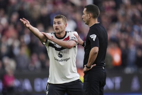 Man United misses open goal and concedes late penalty in loss at West Ham. Palmer shines for Chelsea