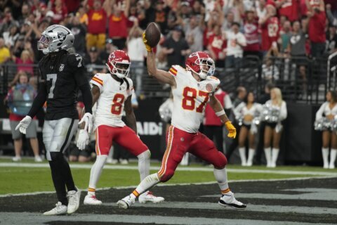 Mahomes passes for 262 yards and 2 TDs, Chiefs beat Raiders 27-20 to improve to 7-0