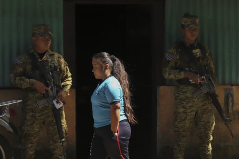 Thousands of soldiers fence off a Salvadoran neighborhood in pursuit of gang remnants