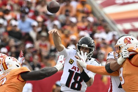 Cousins throws for 276 yards and 4 TDs as Falcons beat Bucs 31-26 to take control of NFC South