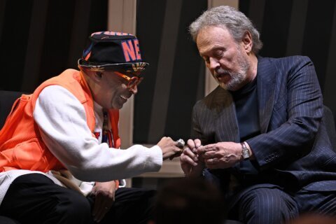 Billy Crystal and Spike Lee take their places at the Hall of Fame as basketball superfans