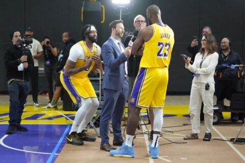 LeBron James, Anthony Davis will play in Lakers' first preseason games in Palm Springs, Redick says