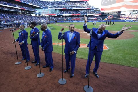 The Temptations serenade Mets fans at NLCS as founder admits he roots for Dodgers