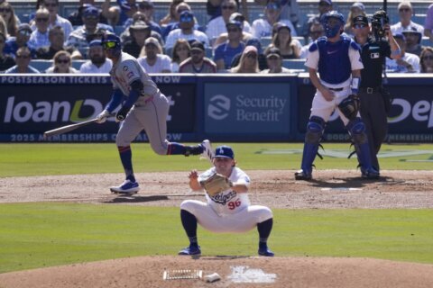 Lindor homers as Mets stop Dodgers’ scoreless streak in 7-3 win, head to NY with NLCS tied 1-1